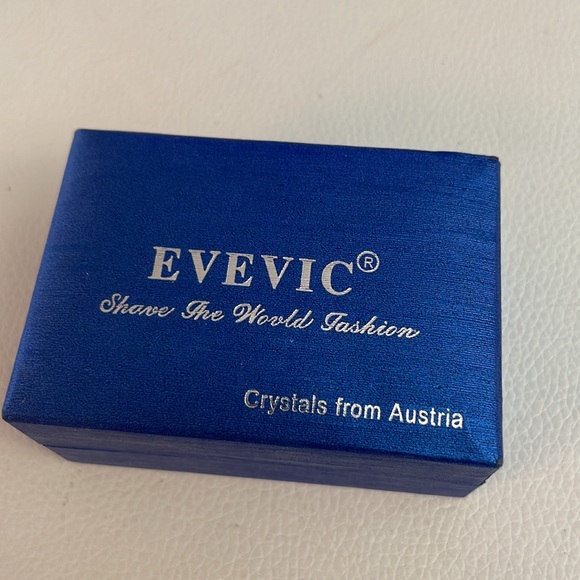 NIB Austrian blue crystal heart earrings - Picture 8 of 9